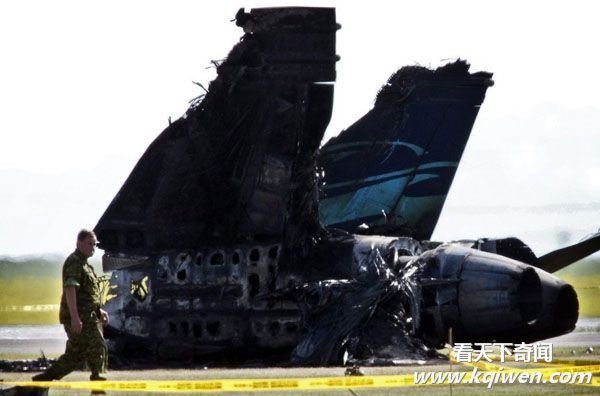 ץ�ļ��ô�F-18ս��׹�ٴ�ը ����Ա��������˲��(��ͼ)